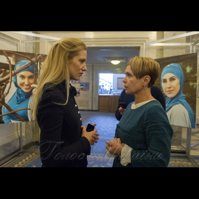 16 січня 2018 у кулуарах  Верховної Ради відкрилася фотовиставка пам'яті борця за свободу і незалежність України, лейтенанта Збройних Сил, Народного героя України Аміни Окуєвої. Н.д. Заліщук Світлана розмовляє з мамою Аміни Іриною Камінською.